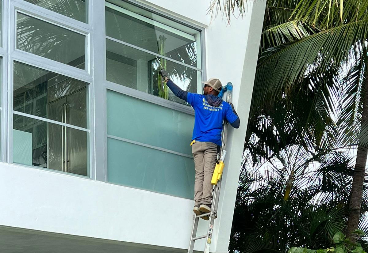 You are currently viewing DIY vs. Professional Window Cleaning: What’s Best for Your Miami Home?