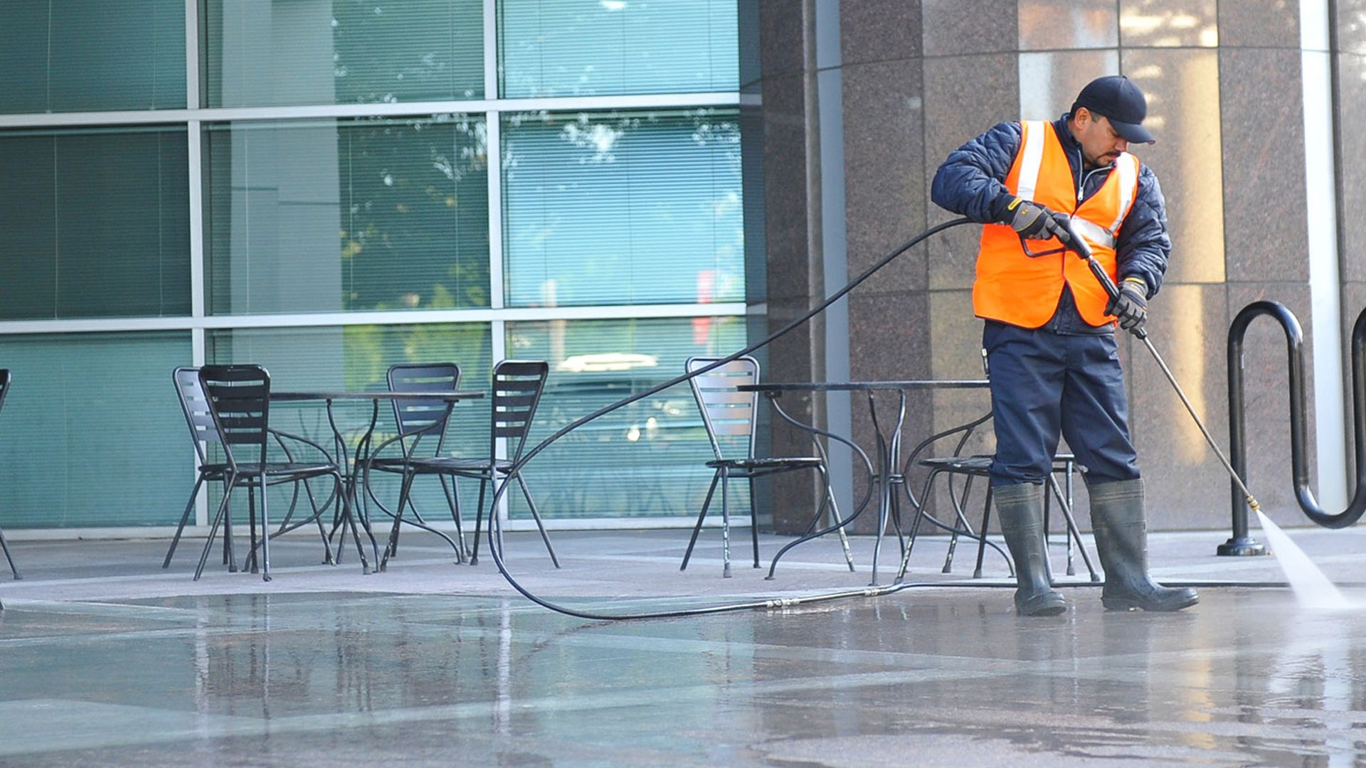 Read more about the article Pressure Cleaning for Commercial Properties: The Essential Solution for Florida Businesses